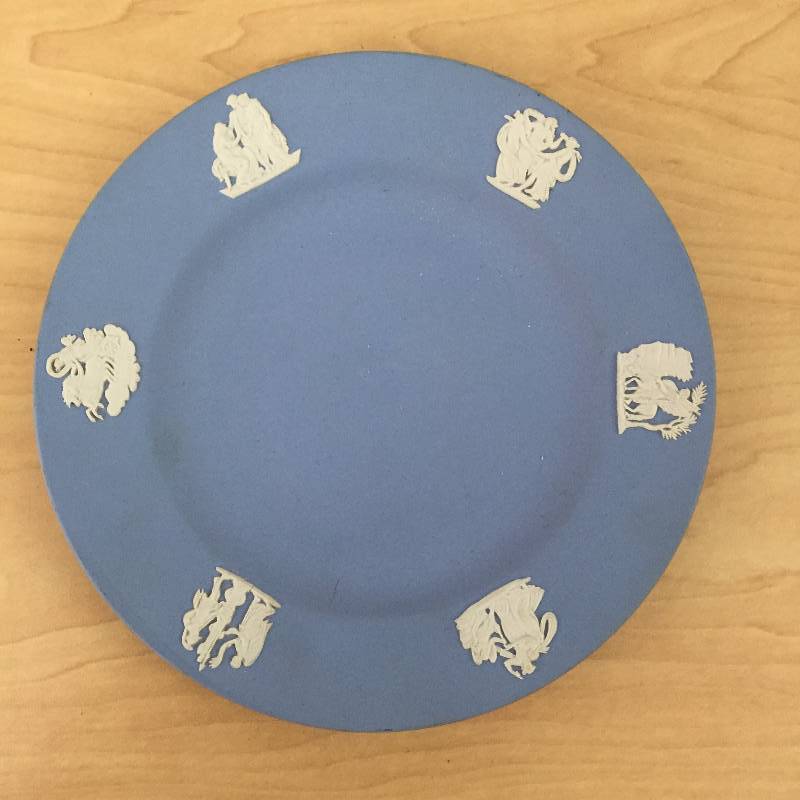 lot 99 image: 2 Lovely Quality Wedgwood Cream & Lavender Blue Jasper Ware Grecian Scenes Bread & Butter Plate Excellent