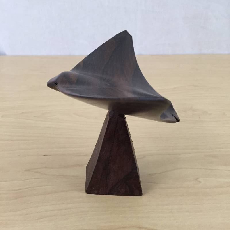 lot 108 image: Mid Century Modern Amazing Executive Hand Carved Wood Manta Ray Pen Holder Paperweight - End of Wings Clipped