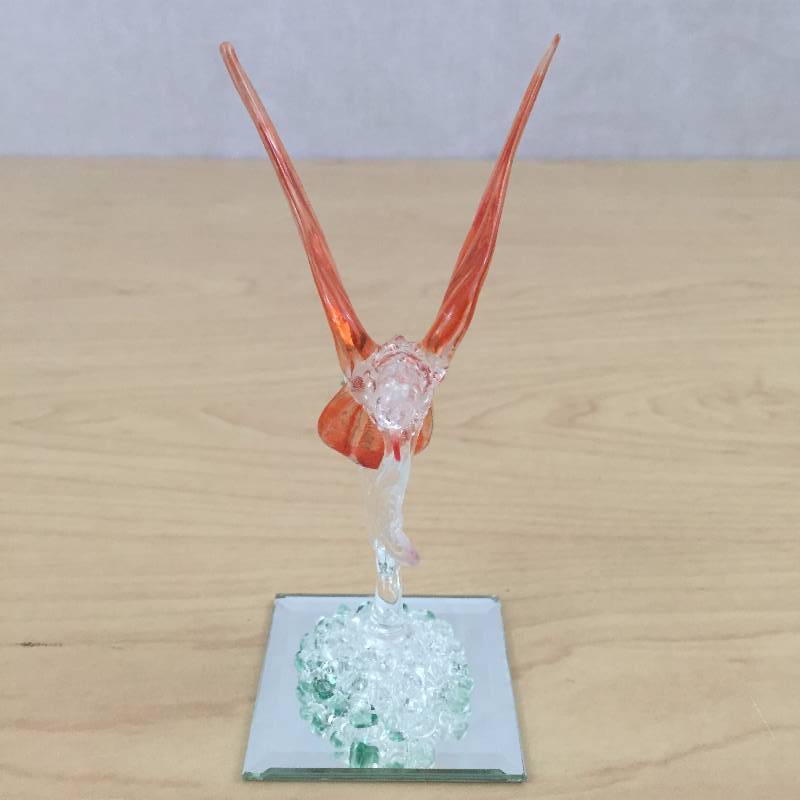 lot 120 image: Strikingly Pretty Collectible Curio Cabinet Miniature Art Glass Hummingbird - Excellent