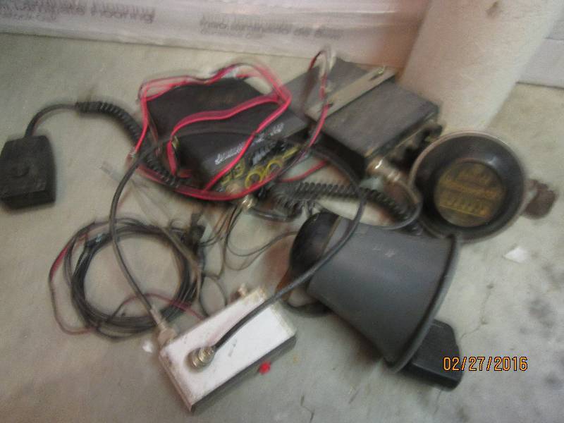 lot 6 image: 2 CB radios...