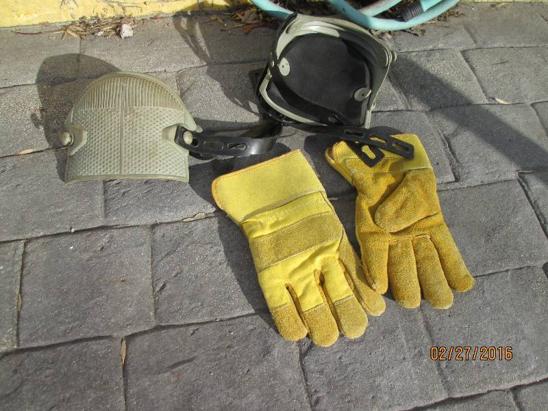 lot 10 image: Knee pads and gloves...