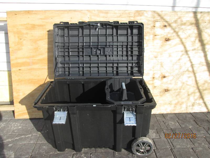 lot 20 image: Large husky tool chest, looks like ...