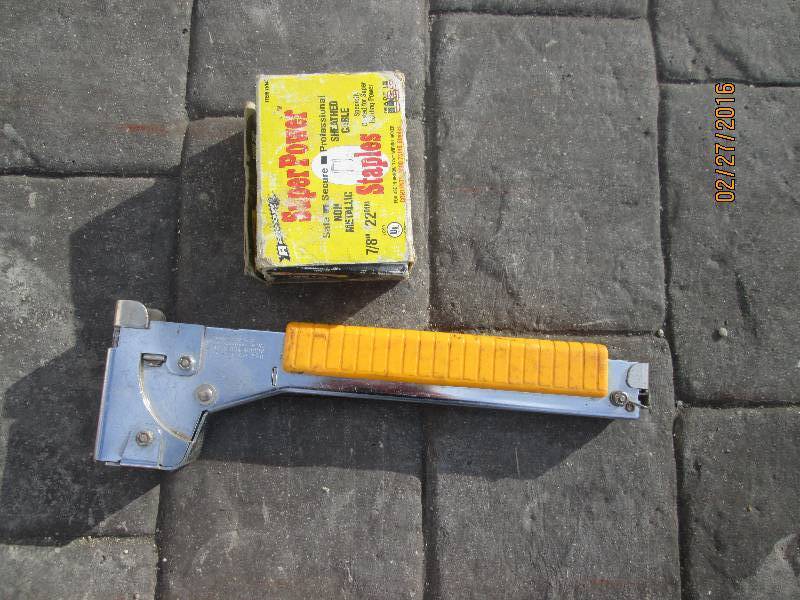 lot 22 image: Staple gun with staples...