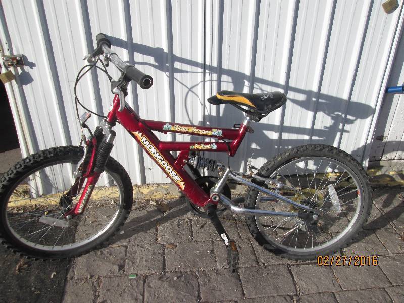 lot 25 image: Red Mongoose 7 - 8 speed bike...