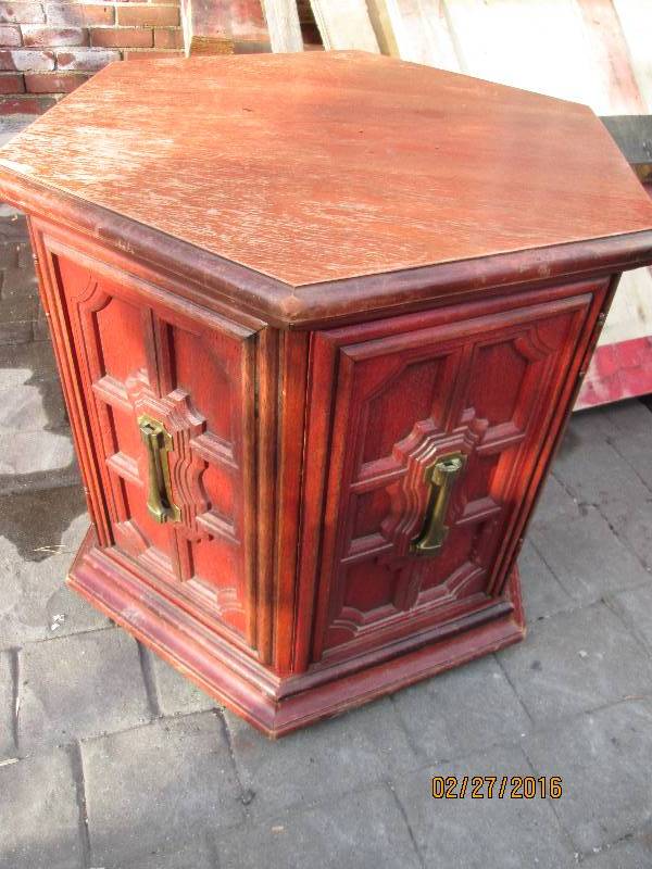 lot 27 image: 23 x 23 x 23 reddish end table...