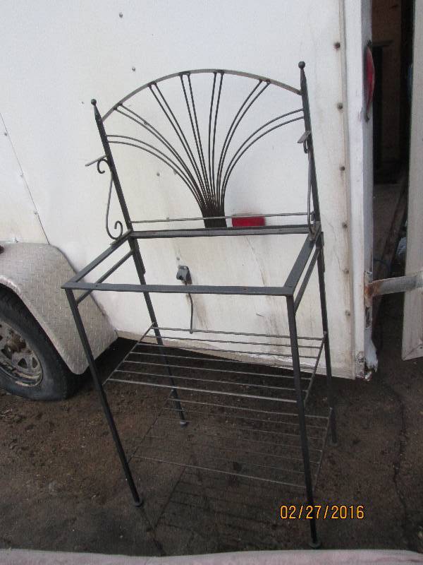lot 43 image: Metal stand...