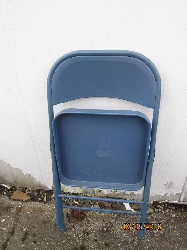 lot 53 image: Blue metal folding chair...
