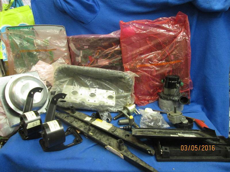 lot 74 image: Lot of automotive parts, electronic...