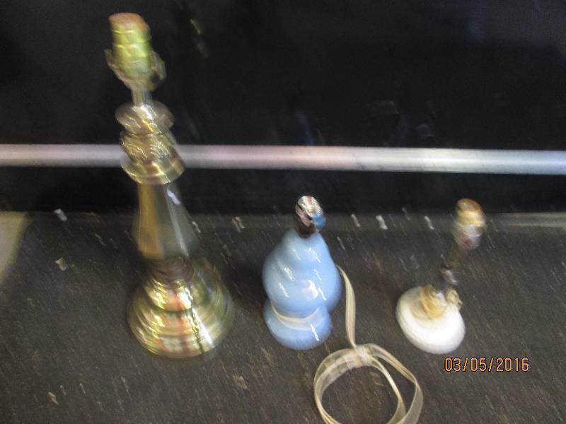 lot 100 image: 3 lamp bases...