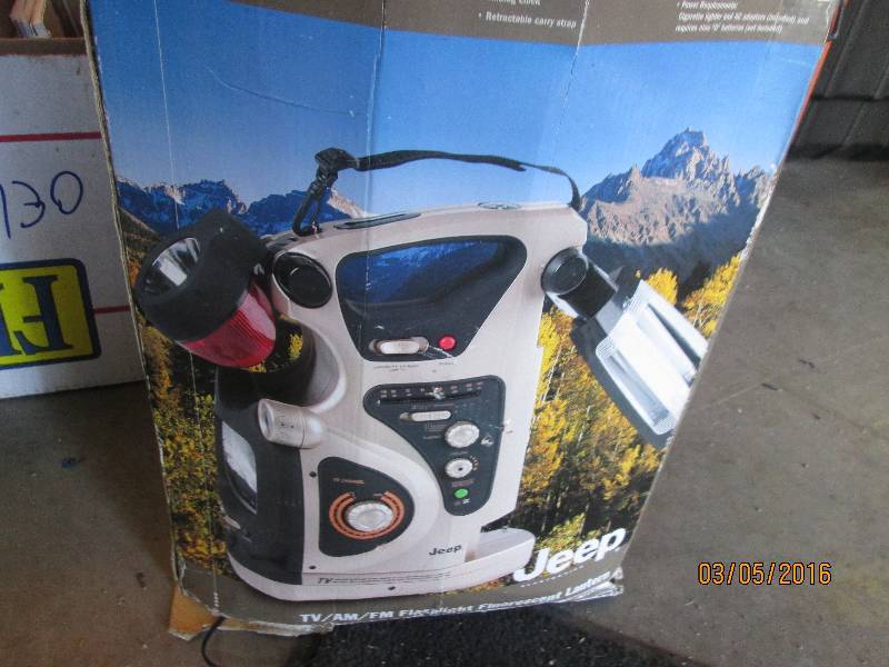 lot 102 image: Jeep brand TV AM FM flashlight, flo...