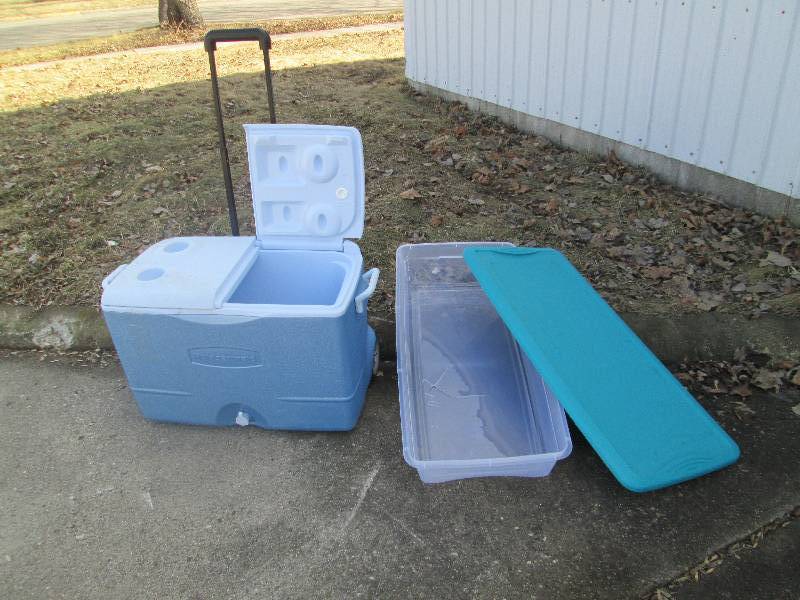 lot 125 image: Rubbermaid blue cooler on wheels wi...