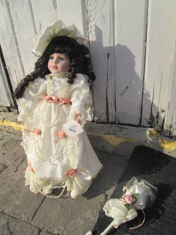 lot 153 image: Old fashioned doll with white dress...