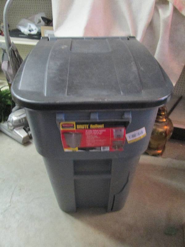 lot 163 image: Brute trash can on wheeels, crack i...