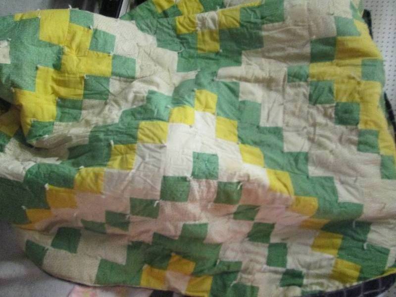 lot 168 image: Hand made quilt, nice craftsmanship...