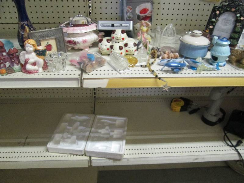 lot 173 image: Lot of glass and decorative items...