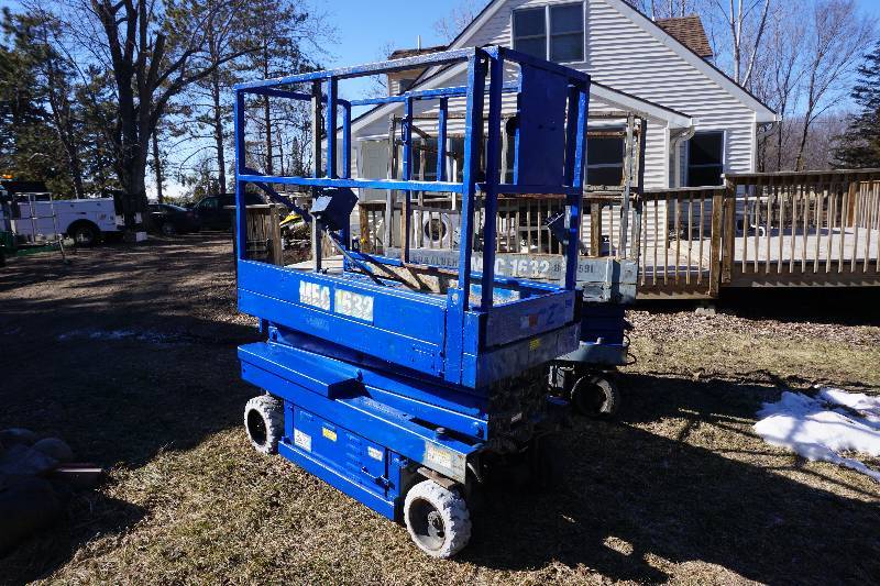 MEC Model 1632 Scissors Lift Man Lift Work Platform