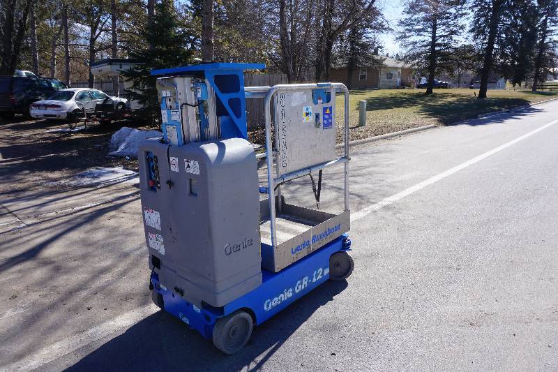 2007 Genie GR12 Electric Over Hydraulic Man Lift