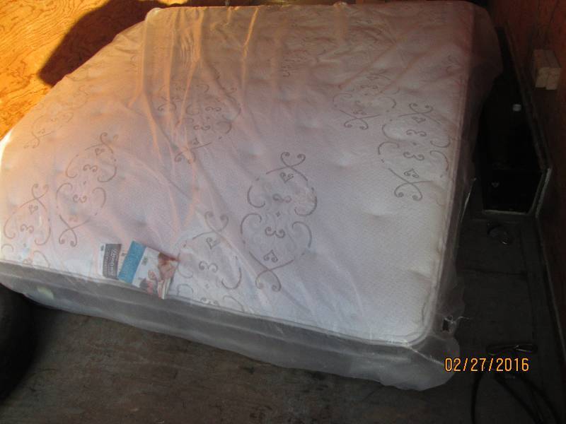lot 2 image: Brand New Simmons Beautyrest Vanderbilt Collection King Size Mattress