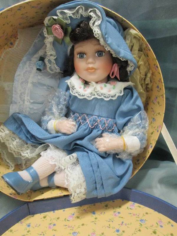 Collectable Porcelain 12 Doll Full...
