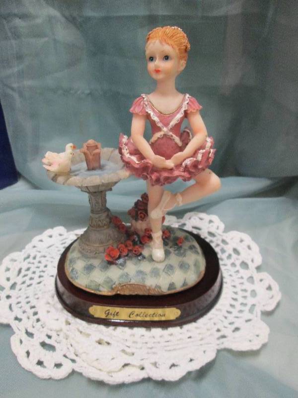 Collectable  Porcelain Girl Figurin...