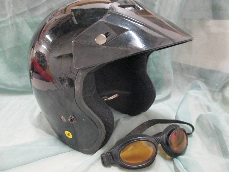 Black Helmet size XXL with goggles...