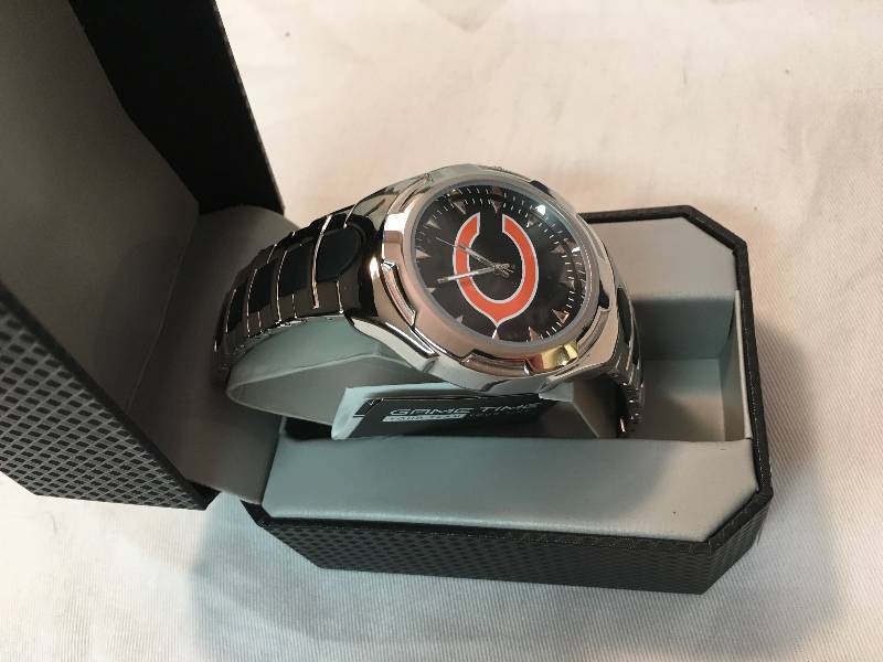 lot 32 image: NFL Bears Mens Victory Sport Watch