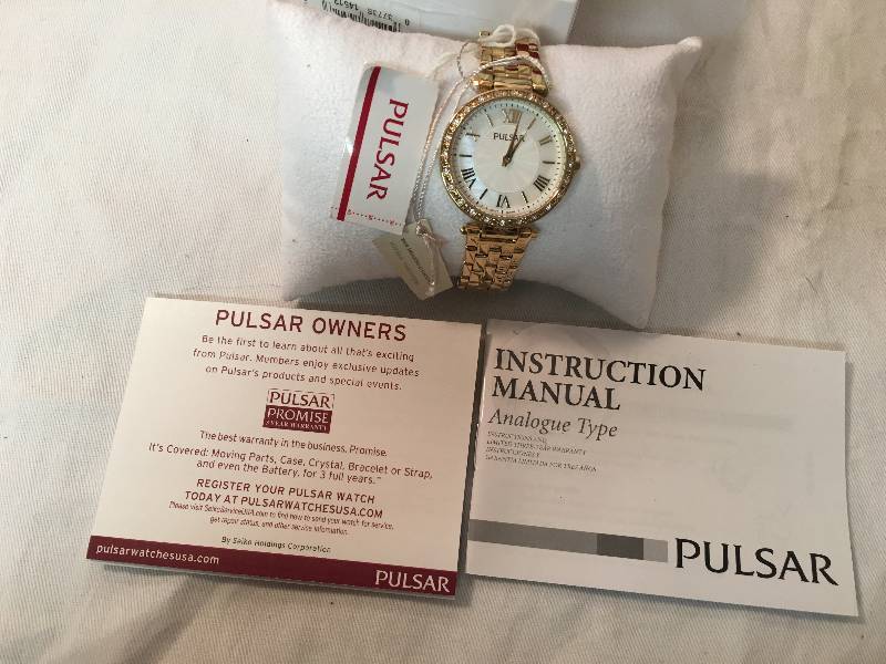 lot 36 image: Womens crystal bezel watch