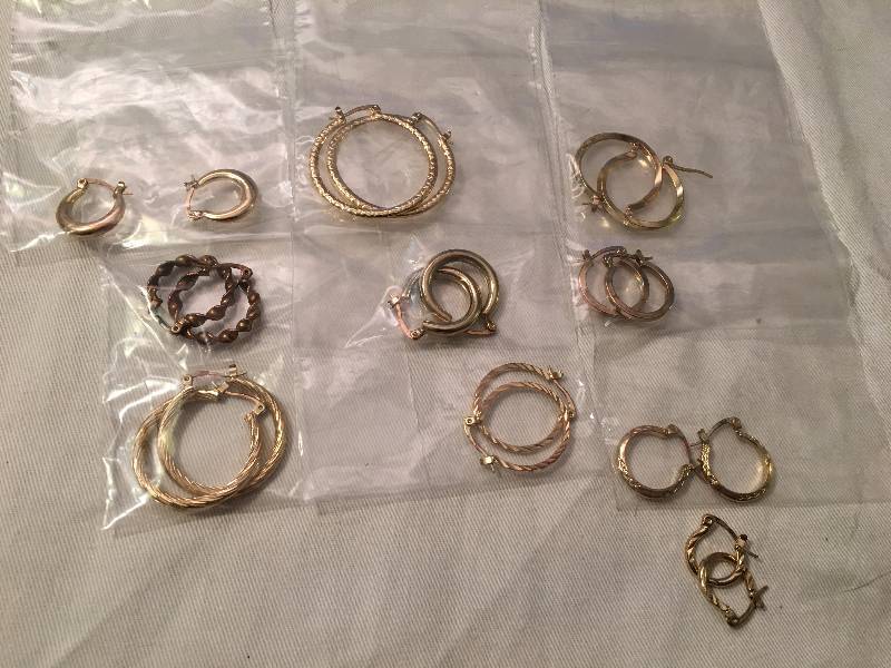 lot 39 image: 10 Pair Goldtone Hoop Earrings Set