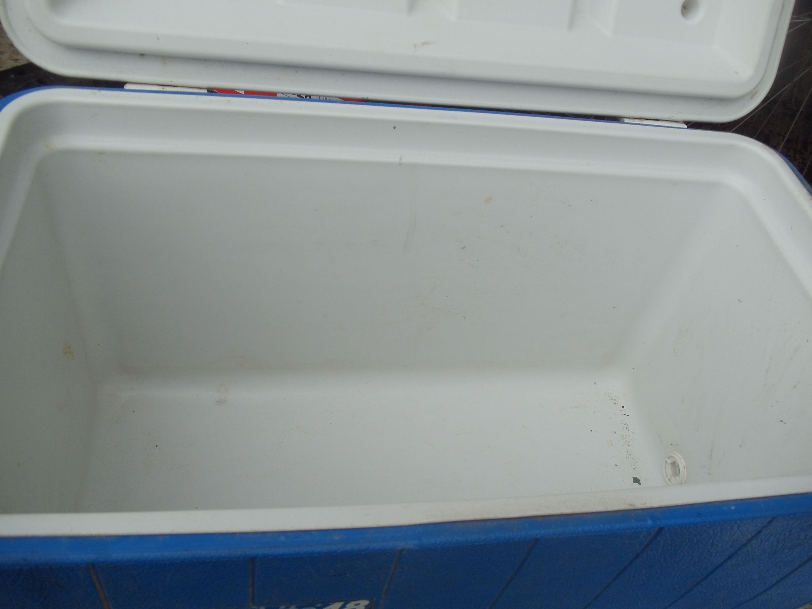 lot 21 image: Coleman 48 polylite cooler.