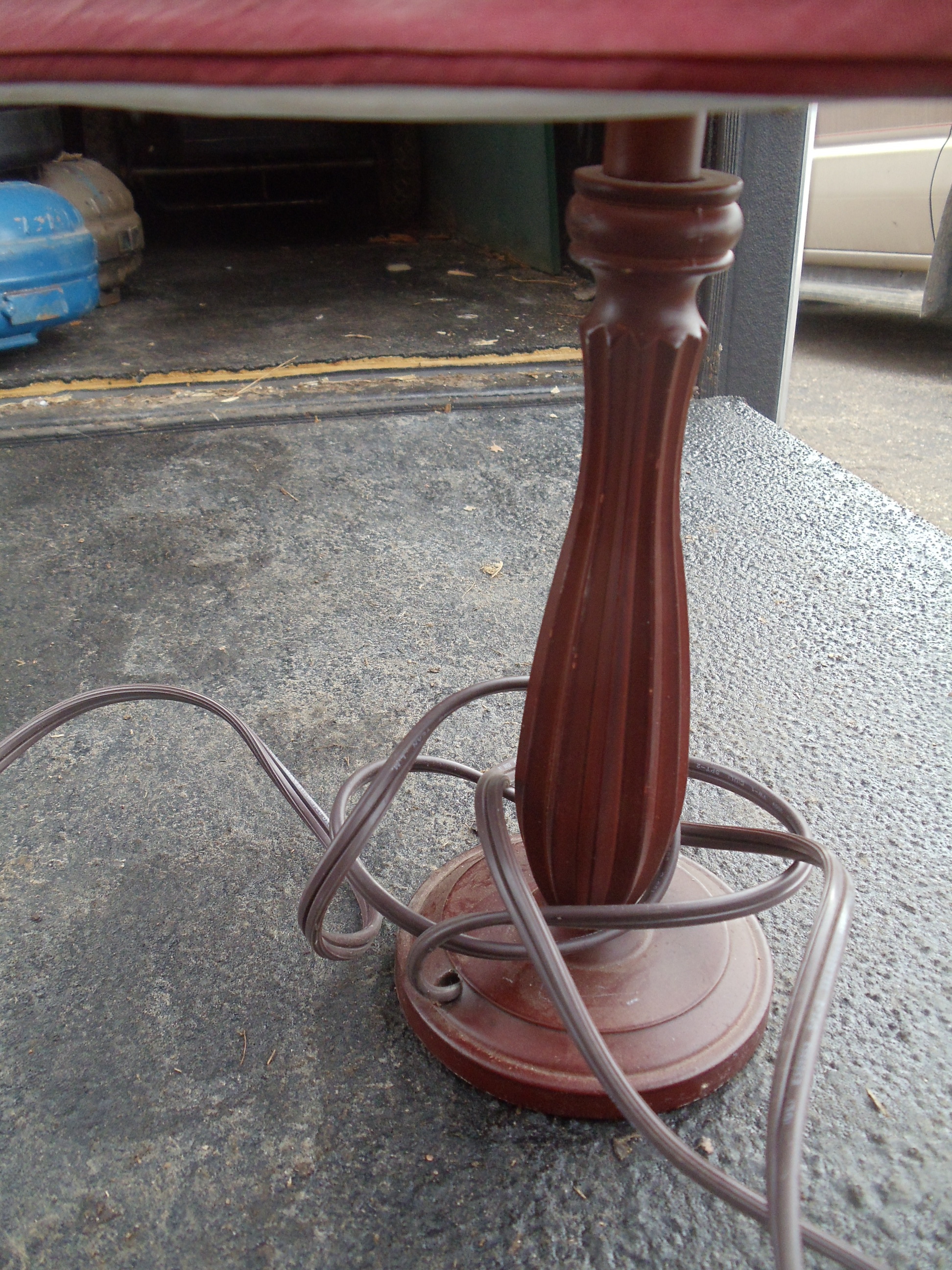lot 40 image: Table lamp
