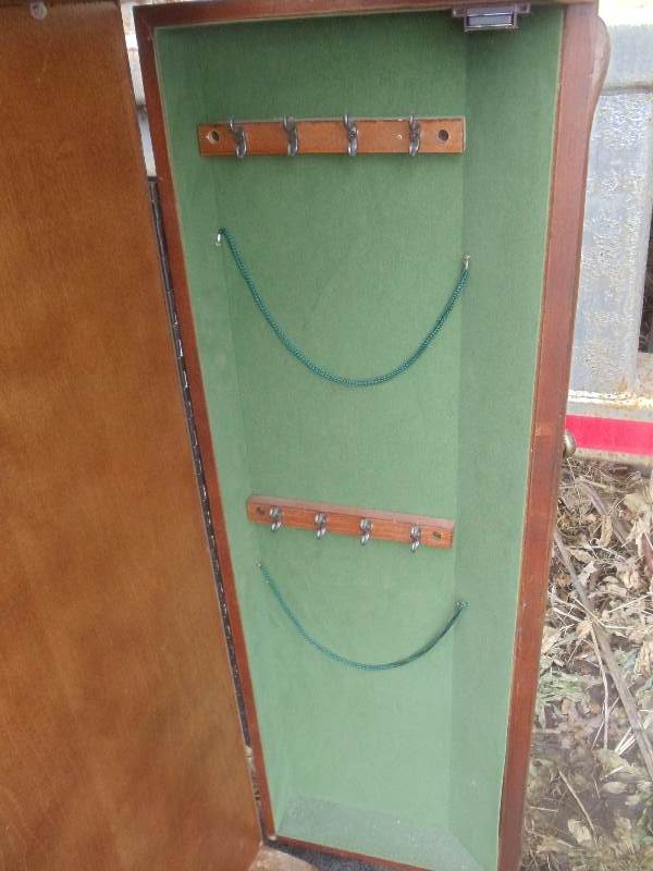 lot 46 image: Tall jewelry box.