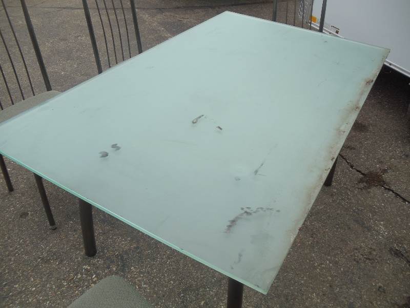 lot 47 image: Glass top patio table