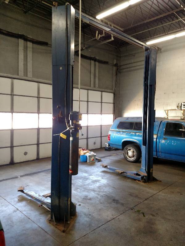 lot 5 image: Rotary 7,000 lb. 2 Vehicle Post Lif...