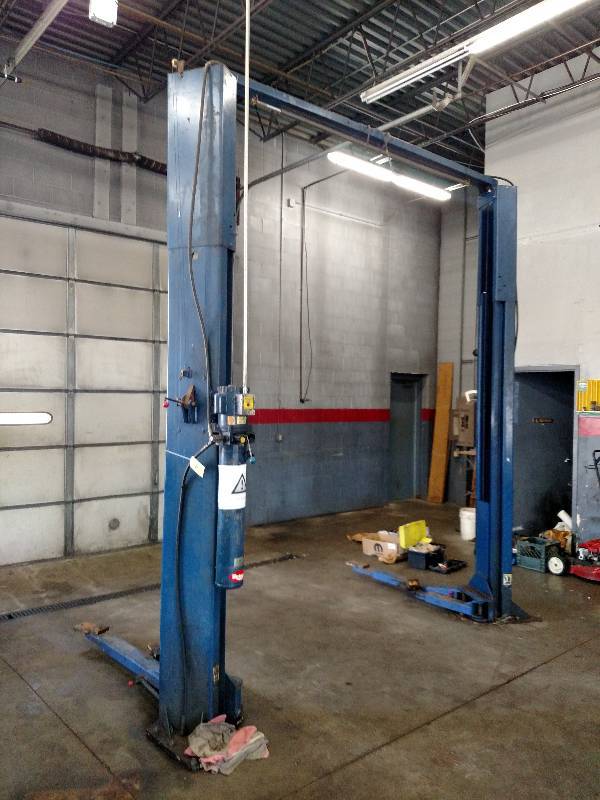 lot 6 image: Rotary 7,000 lb. 2 Vehicle Post Lif...