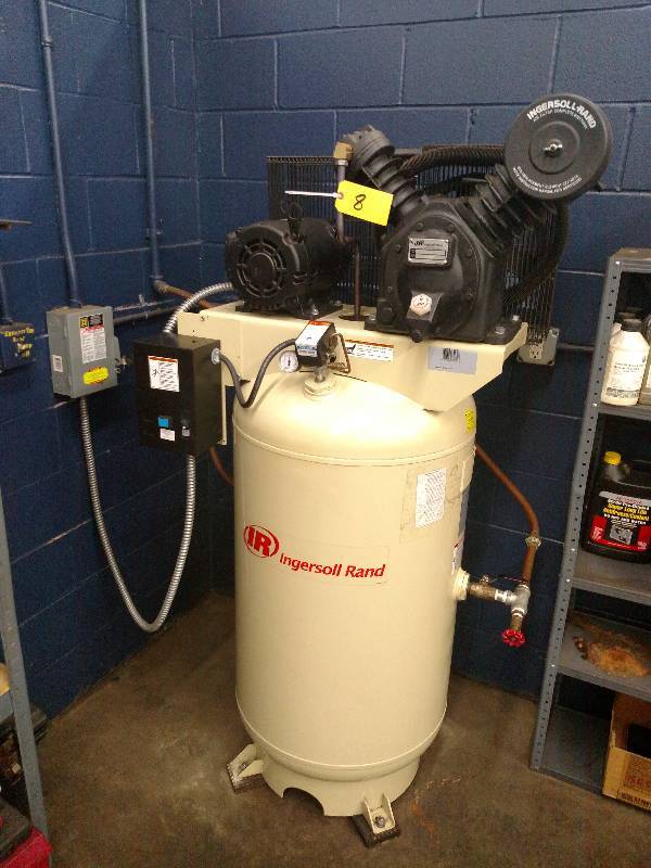 lot 8 image: Ingersoll Rand 7.5 hp. Air Compress...
