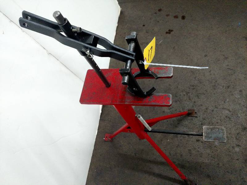 lot 17 image: Transmission Spring Compressor...