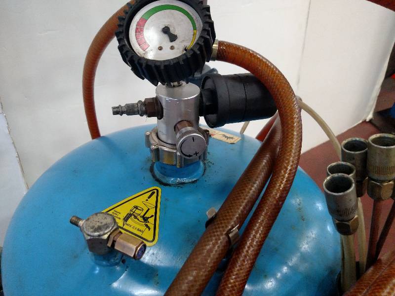 lot 31 image: Liquid Dynamics Oil Extractor...