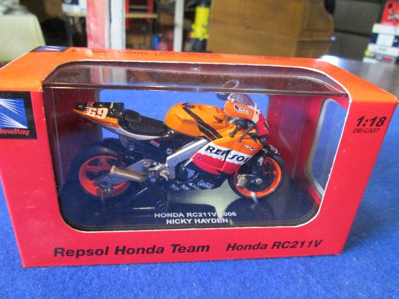 NewRay 118 Scale Honda RC211V Motorcycle