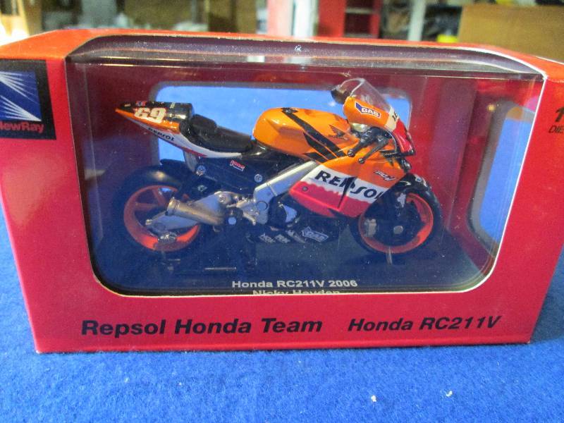 NewRay 118 Scale Honda RC211V Motorcycle