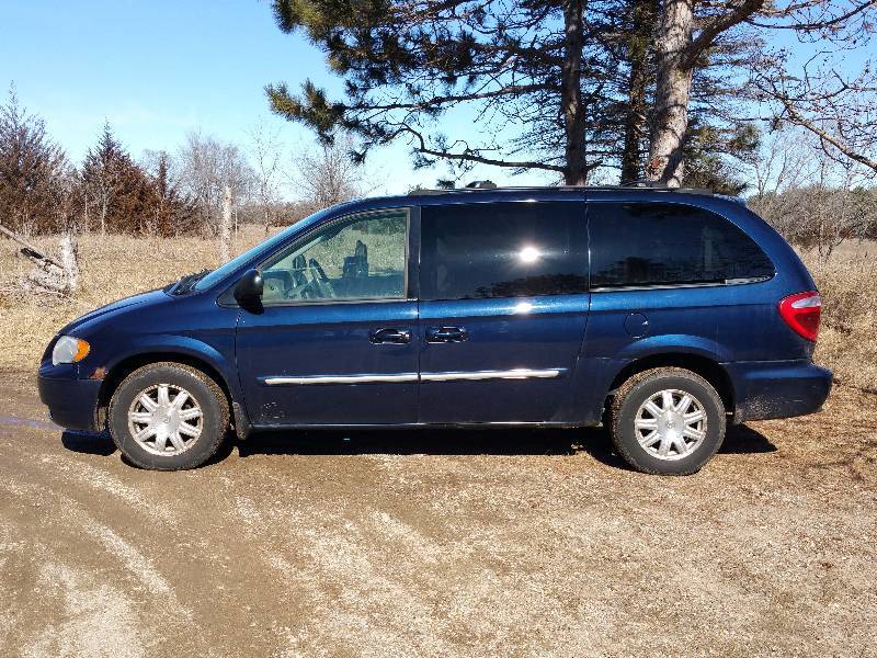 2005 Chrysler Town and Country Touring FWD