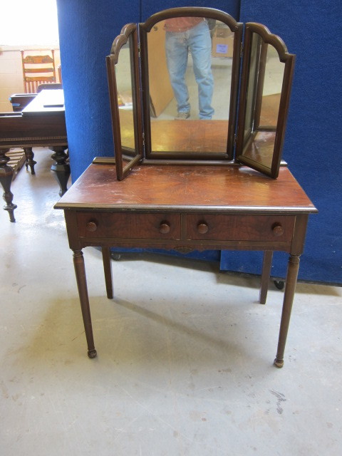 lot 1 image: Vanity