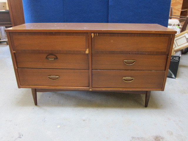 lot 4 image: Dresser