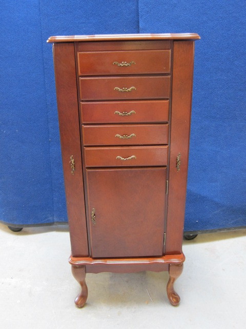 lot 5 image: Jewelry Stand