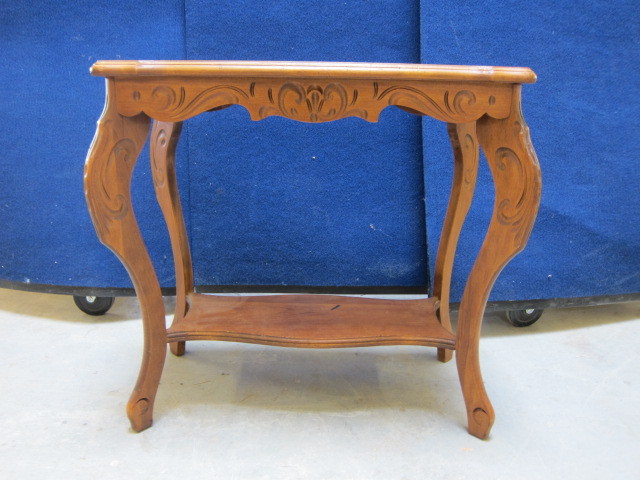 lot 7 image: Accent Table
