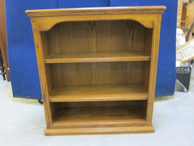 lot 11 image: Book Case