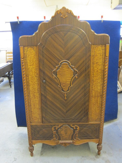lot 15 image: Armoire