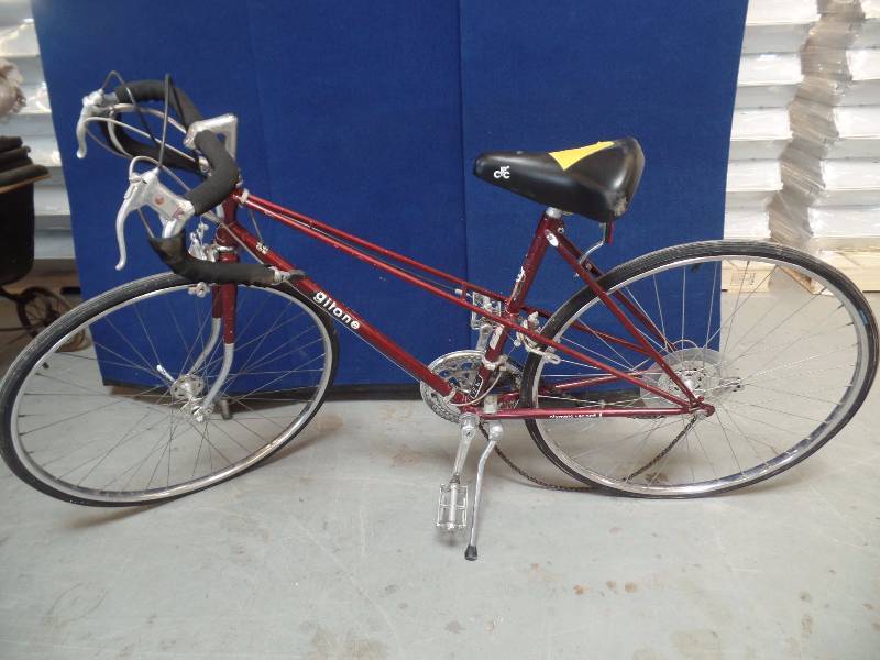 lot 32 image: Vintage Gitone Red 10 Speed Bicycle