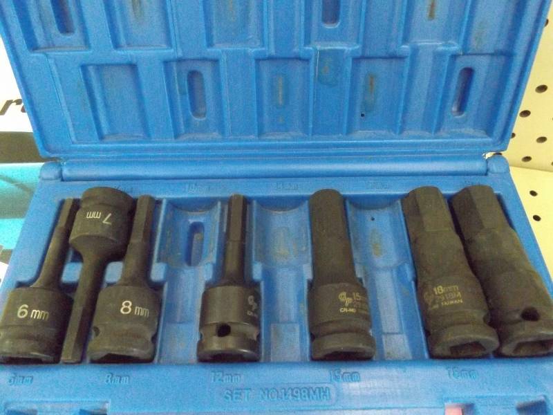 Lug nut removers
