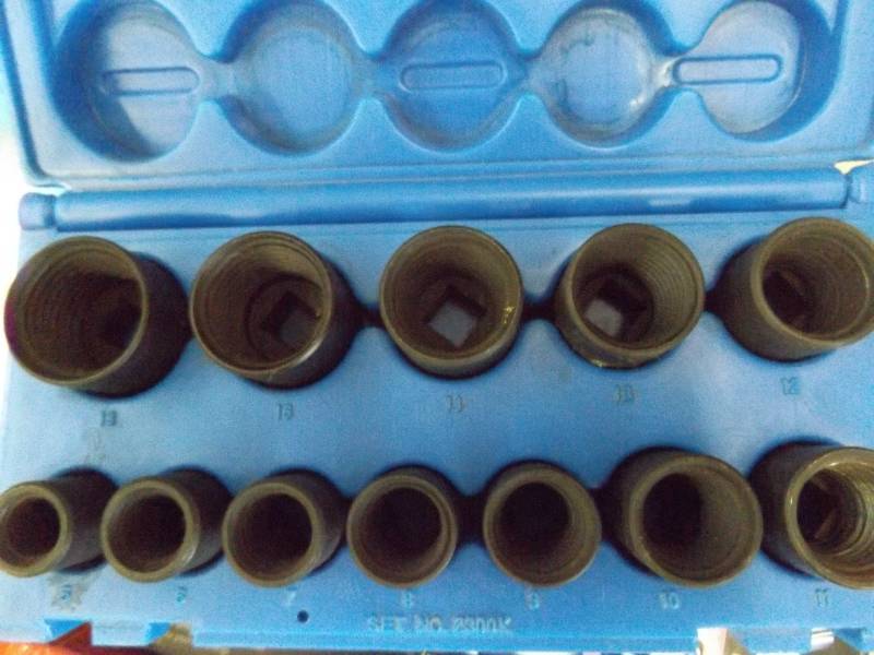 Lug nut removers