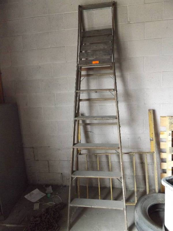 Wood Stepladder, 6 , with Platform, Blue Ribbon Ladder